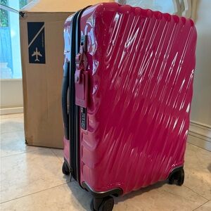 TUMI Hardshell Spinner Suitcase Carry-On NWT Fuchsia 19 Degree